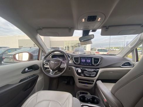 Used 2017 Chrysler Pacifica Touring-L Plus w/ Tire & Wheel Group image 5