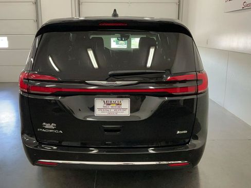 Used 2023 Chrysler Pacifica Touring-L w/ Uconnect Theater Family Group AWD/4WD image 5