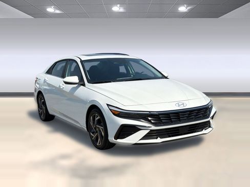 Used 2025 Hyundai Elantra SEL FWD image 7