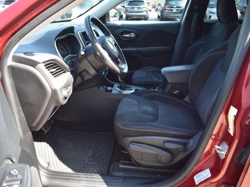 Used 2015 Jeep Cherokee Latitude w/ Cold Weather Group AWD/4WD image 16