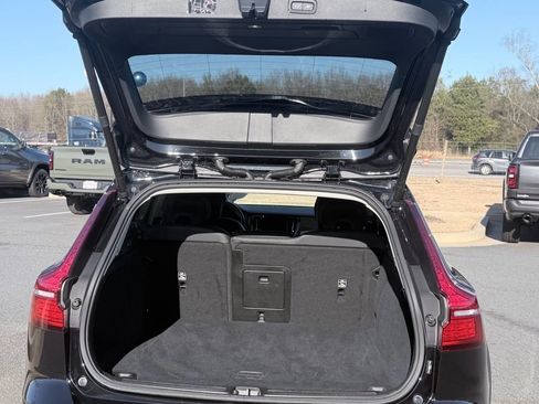 Used 2025 Volvo V60 B5 Cross Country Plus image 9