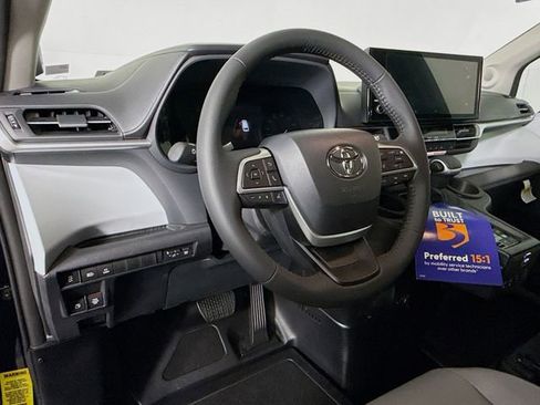 Used 2026 Toyota Sienna XLE FWD image 7