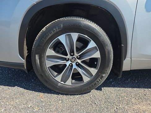 Used 2024 Toyota Highlander XLE AWD/4WD image 17
