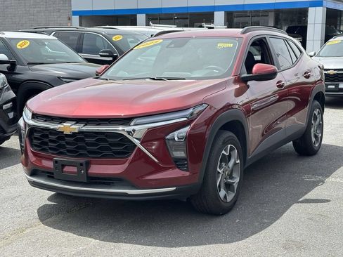Used 2025 Chevrolet Trax LT w/ LT Convenience Package FWD image 1