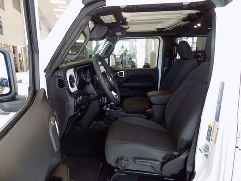 Certified 2025 Jeep Wrangler Unlimited Sahara w/ Safety Group AWD/4WD image 31