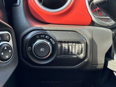 Used 2021 Jeep Wrangler Unlimited Rubicon AWD/4WD image 41