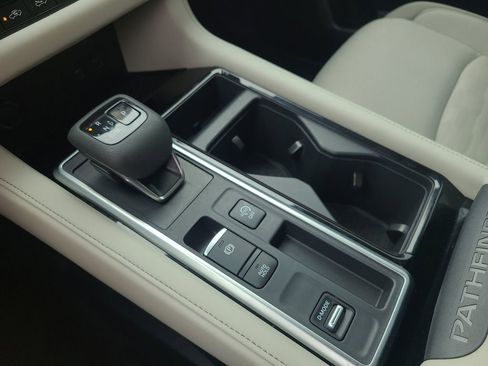 Certified 2025 Nissan Pathfinder SV image 24