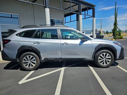 Used 2025 Subaru Outback AWD/4WD image 6