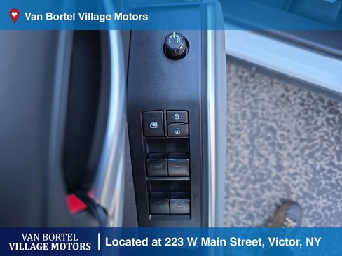 Used 2023 Toyota Highlander XLE image 9