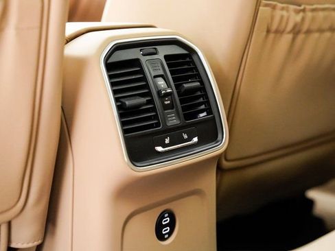 Certified 2025 Porsche Macan AWD/4WD image 26