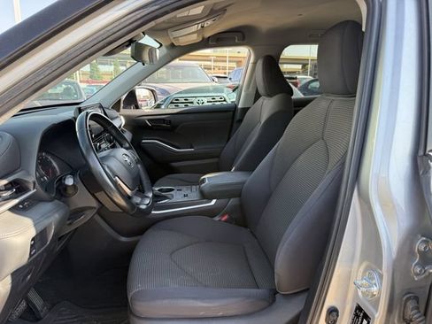 Used 2022 Toyota Highlander LE FWD image 25