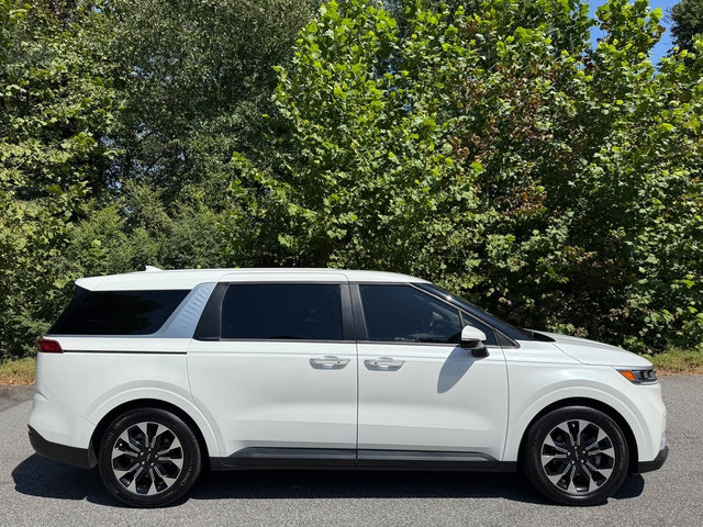 Used 2024 Kia Carnival EX FWD image 5