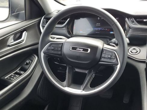 Used 2023 Jeep Grand Cherokee Laredo AWD/4WD image 27