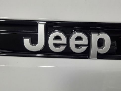Used 2025 Jeep Grand Cherokee Limited RWD image 32