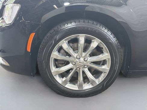 Used 2018 Chrysler 300 Limited AWD/4WD image 32