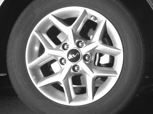Used 2025 Kia Soul LX w/ LX Technology Package FWD image 13