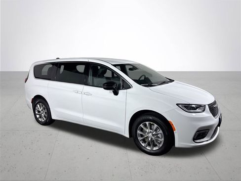 New 2026 Chrysler Pacifica Select image 4