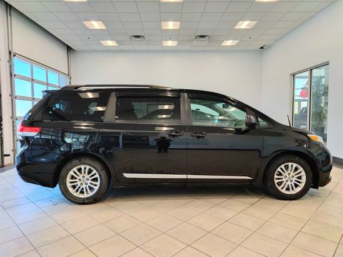 Used 2011 Toyota Sienna XLE FWD image 2