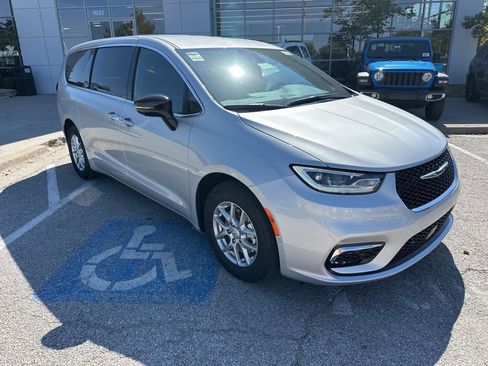 New 2026 Chrysler Pacifica Select image 6