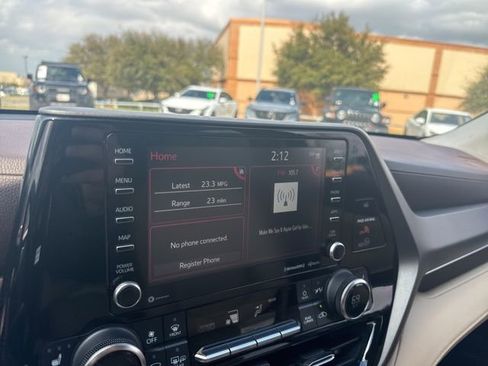 Used 2022 Toyota Highlander XLE image 12