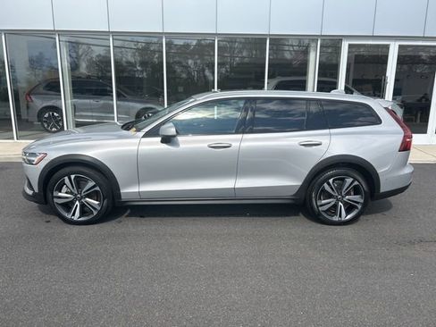 Used 2025 Volvo V60 B5 Cross Country Plus AWD/4WD image 2