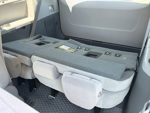 Used 2020 Toyota Sienna LE FWD image 32