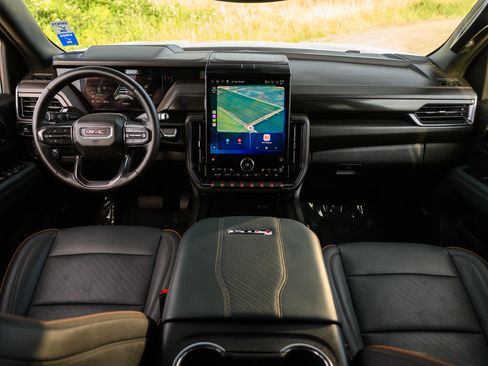 Used 2025 GMC Yukon XL AT4 AWD/4WD image 18