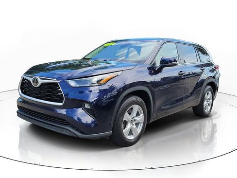 Used 2022 Toyota Highlander LE FWD image 2