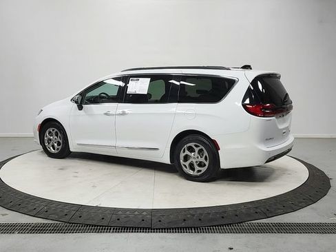 Used 2023 Chrysler Pacifica Limited FWD image 5