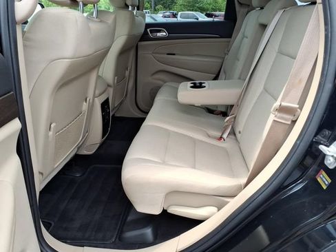 Used 2018 Jeep Grand Cherokee Laredo AWD/4WD image 17