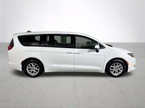 Used 2022 Chrysler Voyager LX FWD image 5