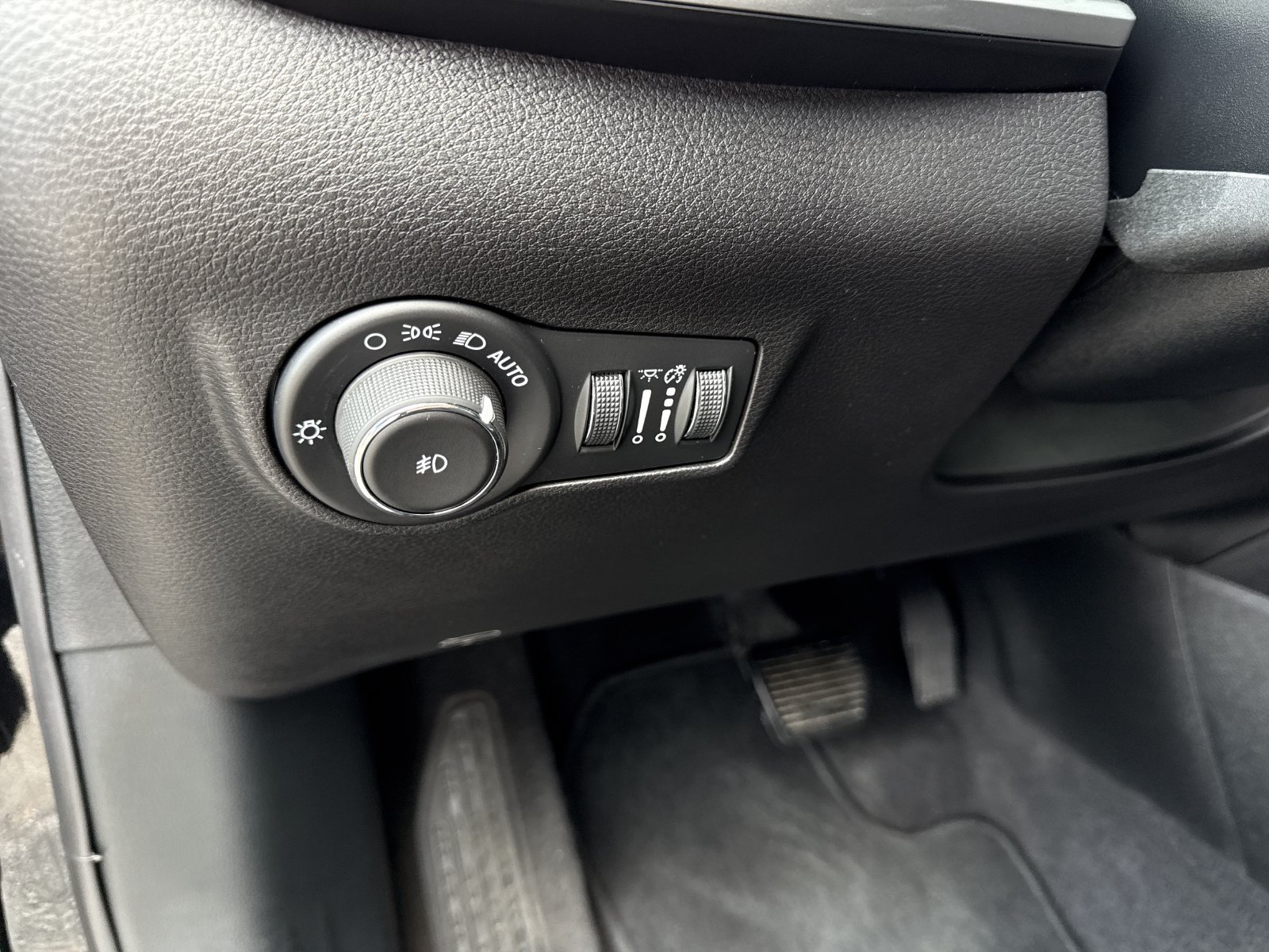 Used 2024 Jeep Compass Latitude AWD/4WD image 16