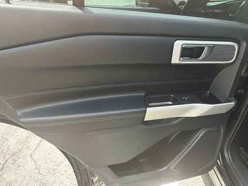 Used 2021 Ford Explorer XLT AWD/4WD image 12