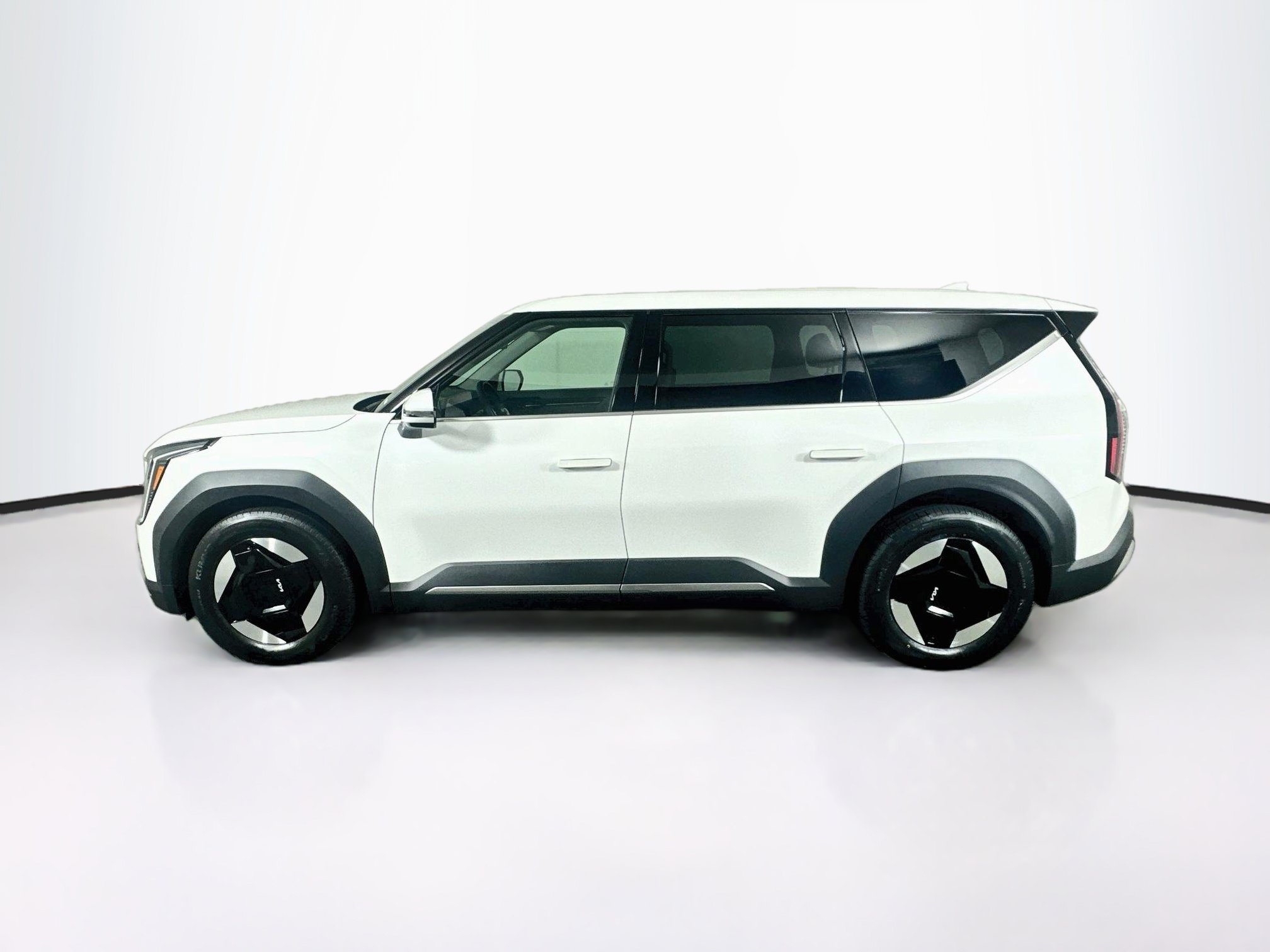 Used 2024 Kia EV9 Light Long Range RWD image 4