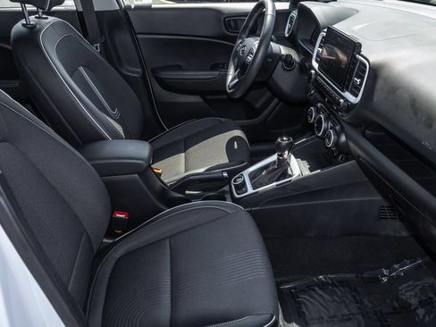 Certified 2025 Hyundai Venue Limited FWD image 32