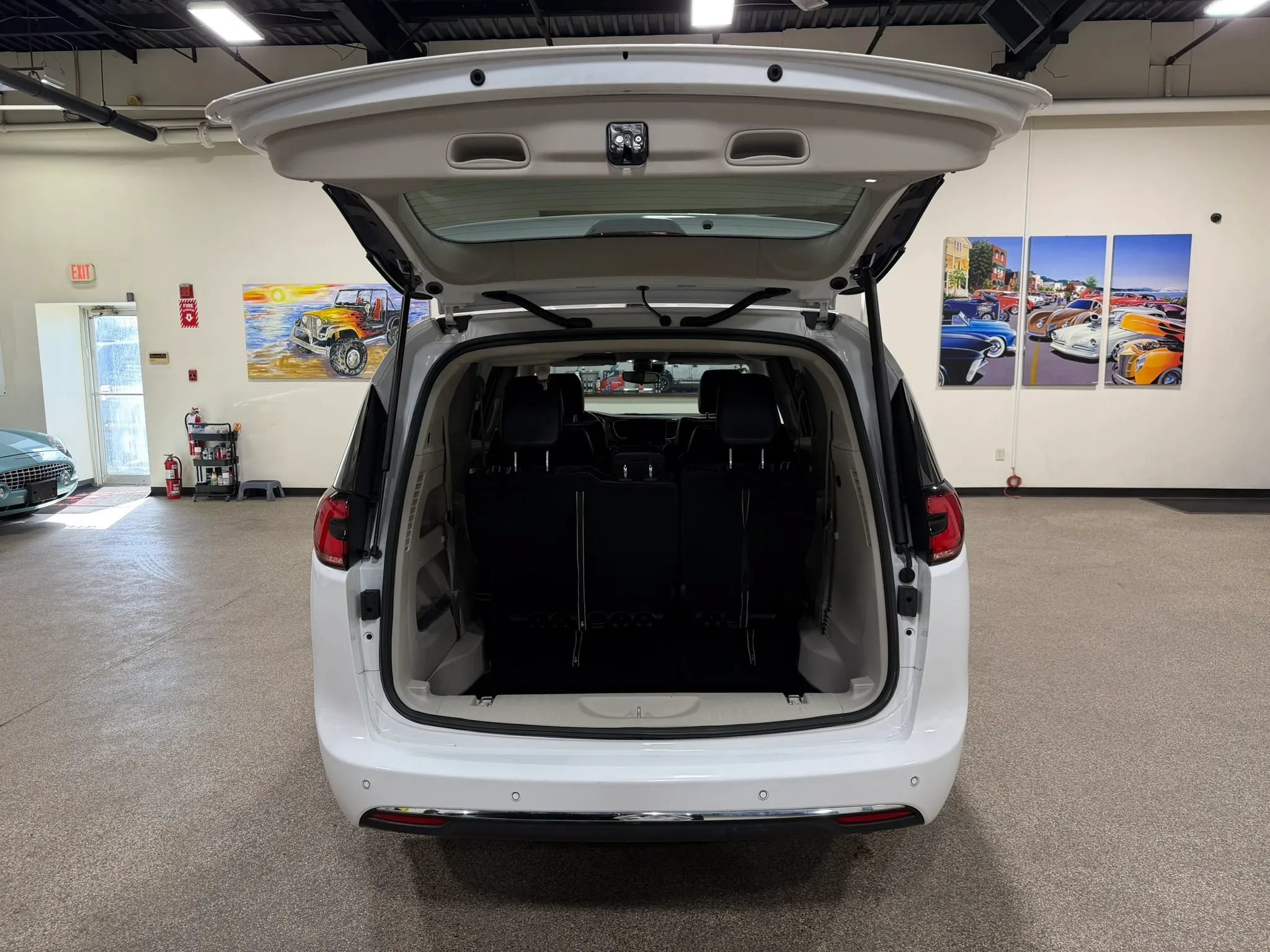 Used 2023 Chrysler Pacifica Touring-L FWD image 29