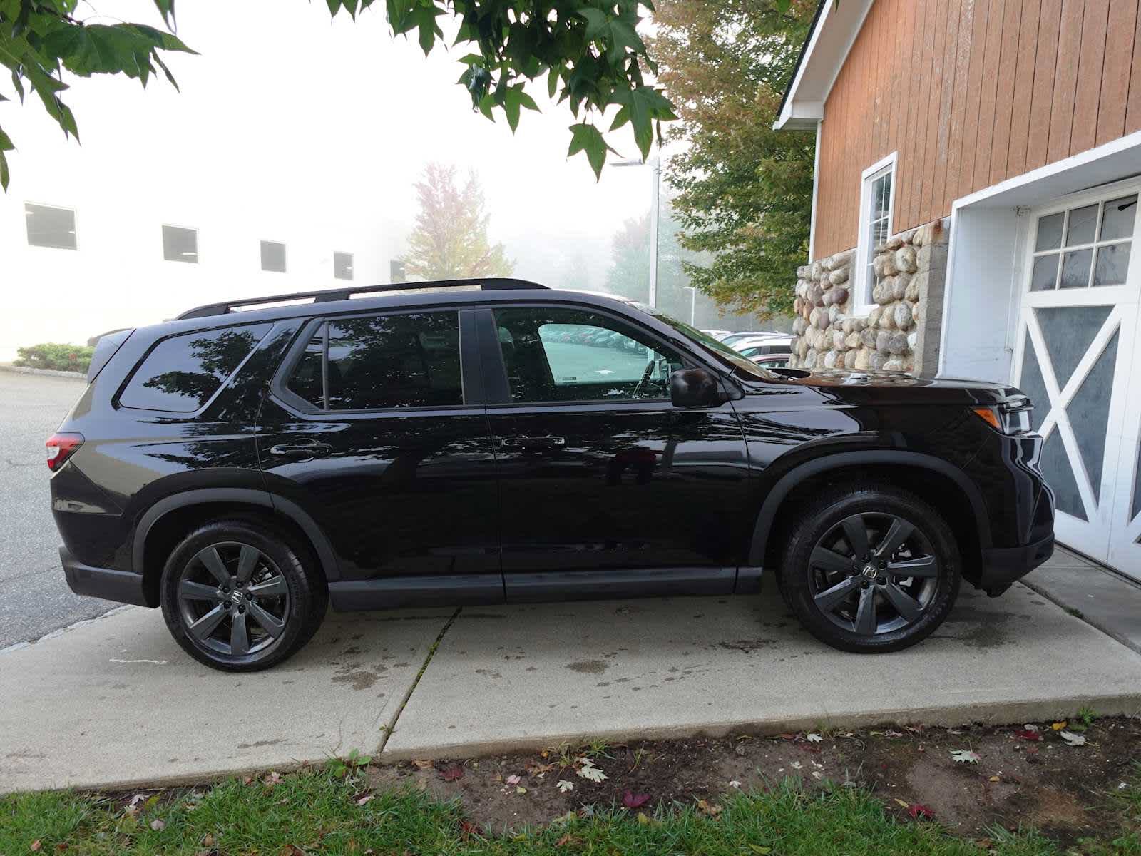 Used 2025 Honda Pilot Sport image 8