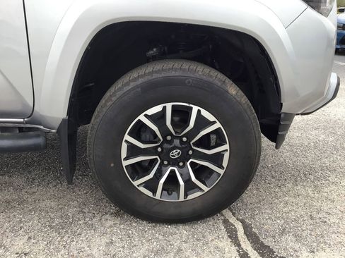 Used 2021 Toyota Tacoma TRD Sport w/ Technology Package image 10