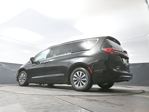Used 2024 Chrysler Pacifica Select image 54