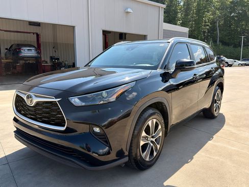 Used 2023 Toyota Highlander XLE image 7