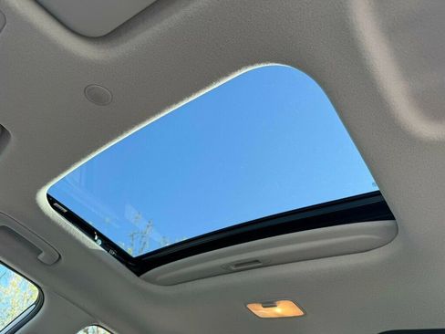 Used 2025 Hyundai Venue SEL image 7