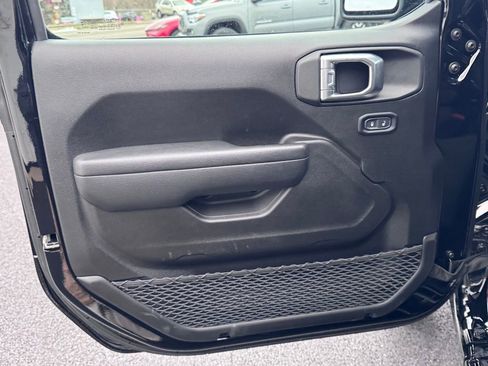 Used 2025 Jeep Wrangler Sport image 9