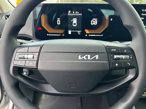 New 2025 Kia K4 LX image 24