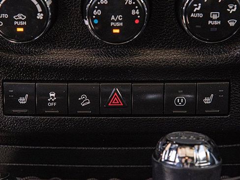 Used 2018 Jeep Wrangler Unlimited Sahara image 18