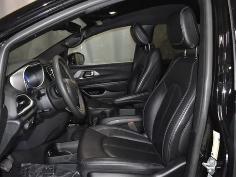 Certified 2025 Chrysler Pacifica Select image 12