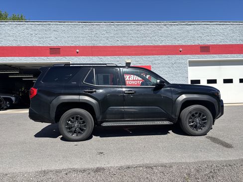 Used 2025 Toyota 4Runner SR5 AWD/4WD image 2