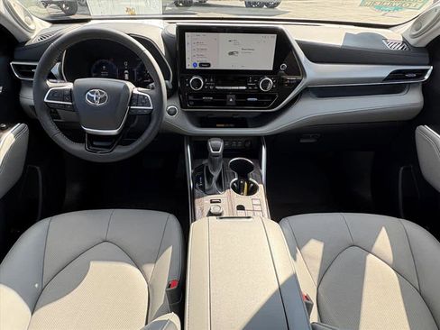 Used 2025 Toyota Highlander Platinum image 11