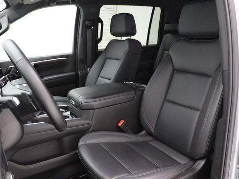 Used 2025 Chevrolet Suburban Z71 AWD/4WD image 16
