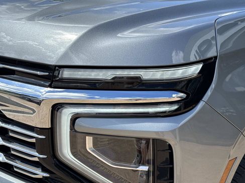 Used 2025 Chevrolet Suburban Premier RWD image 9