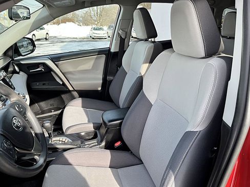 Used 2015 Toyota RAV4 XLE AWD/4WD image 4